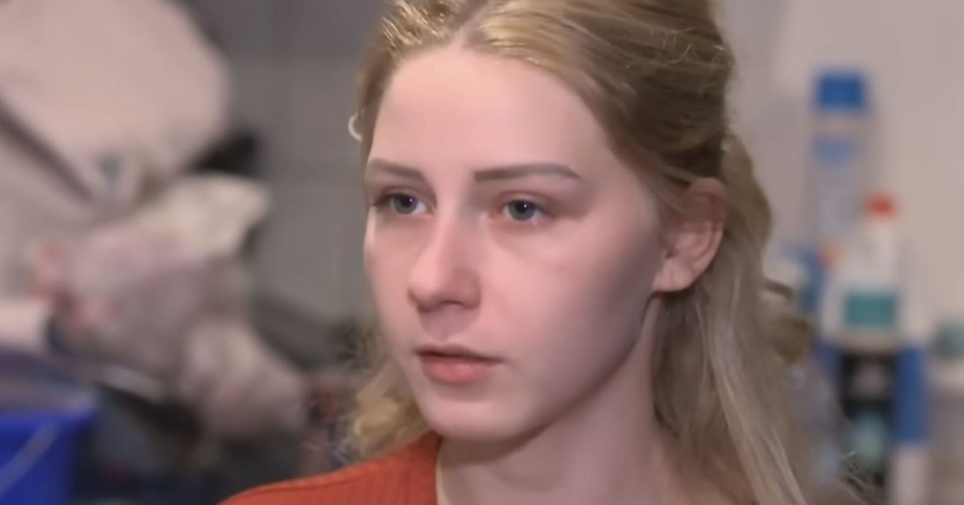 Loredana Wollny mit ernstem Gesichtsausdruck.