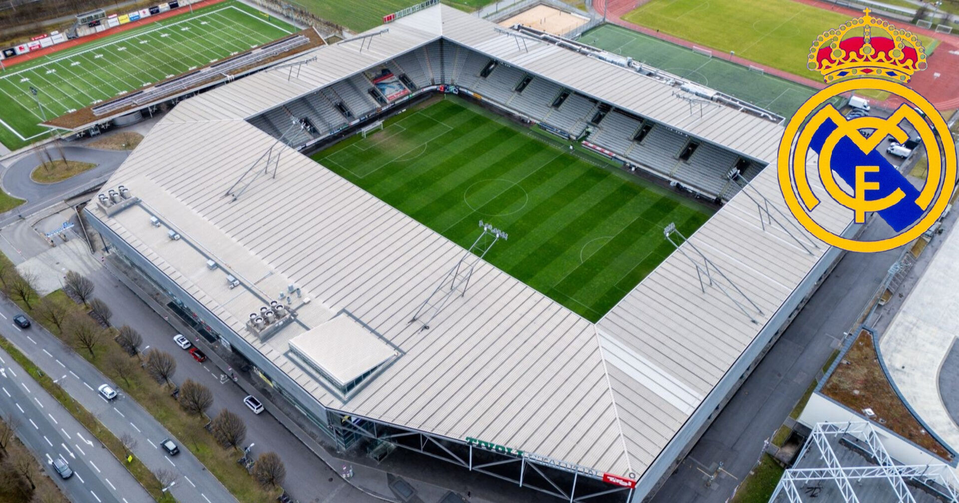 Außenansicht des Tivoli Stadions in Innsbruck, daneben ist das Logo von Real Madrid zu sehen