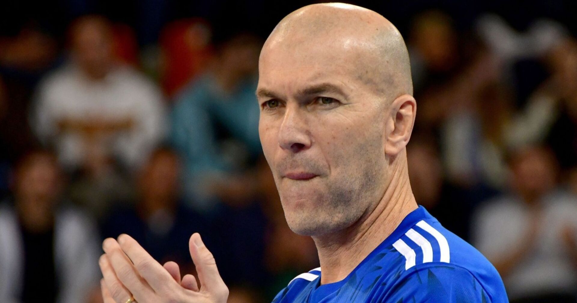 Zinedine Zidane applaudiert am Anfang des Charity-Futsal-Matches &quot;Les Defis du Sport&quot; am 19. März 2025