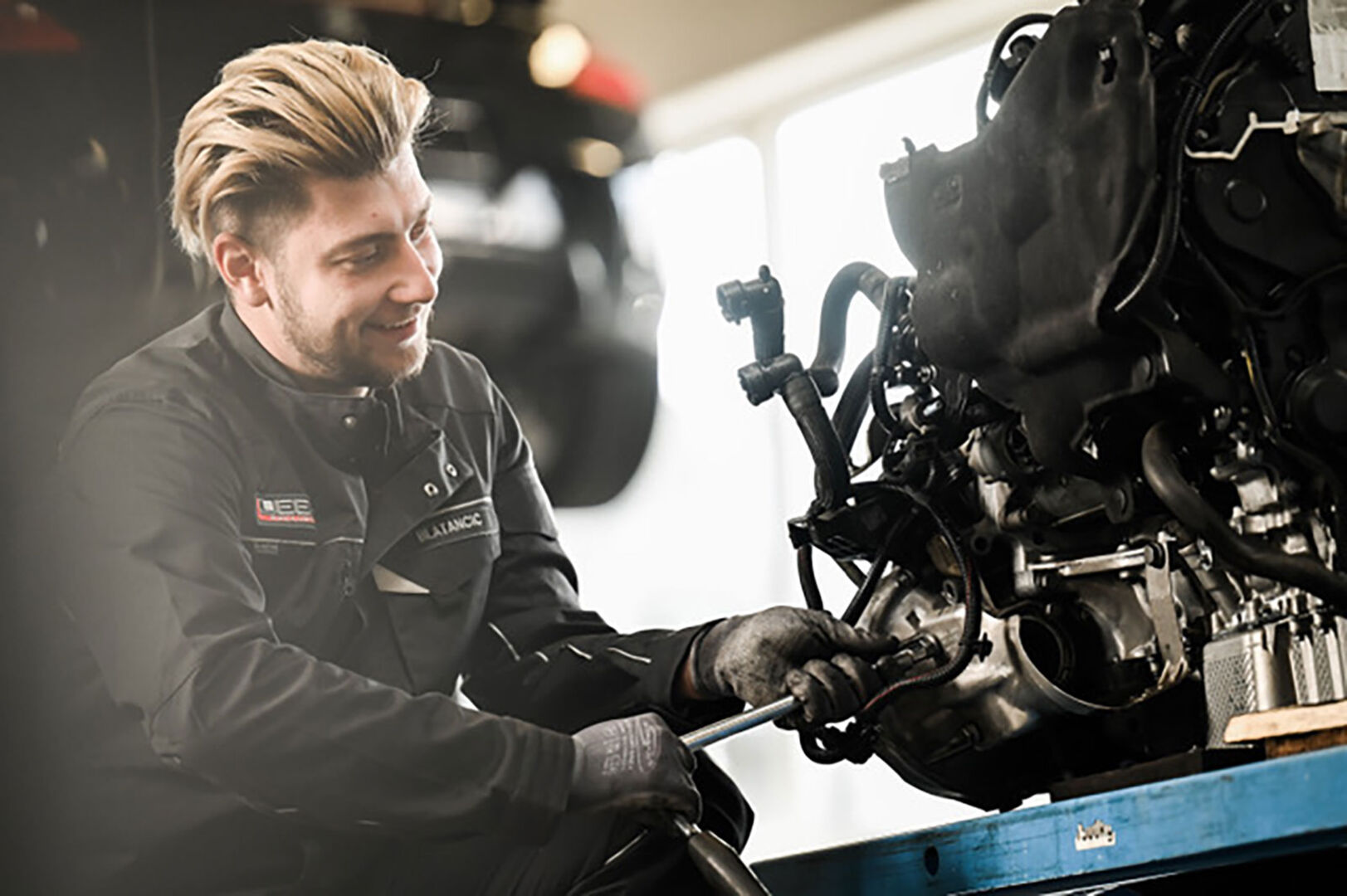 Junger Mechaniker bei der Arbeit | Credit: Autohaus Leeb/Markus Wenzel