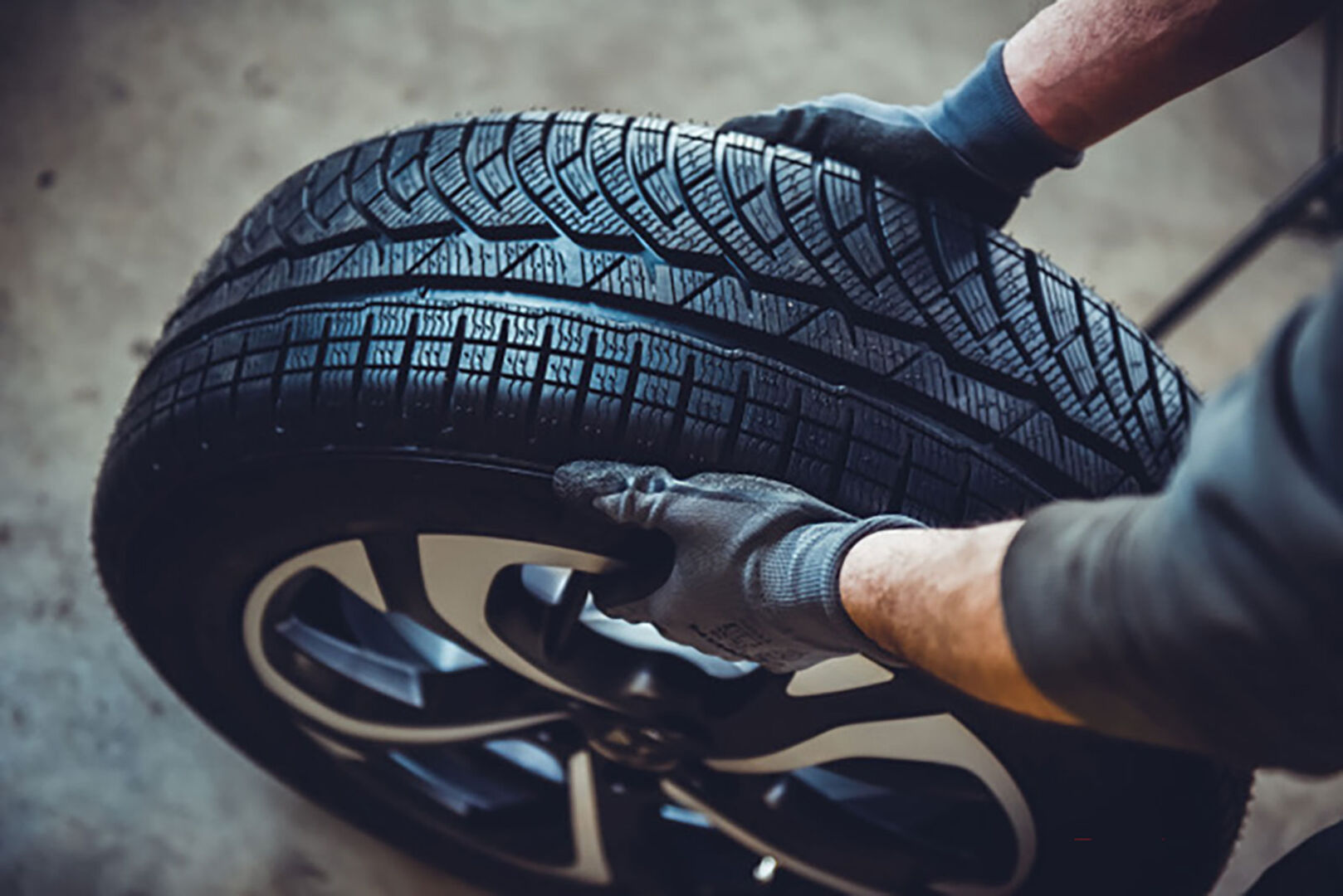 Mechaniker beim Reifenwechsel | Credit: Autohaus Leeb/Markus Wenzel