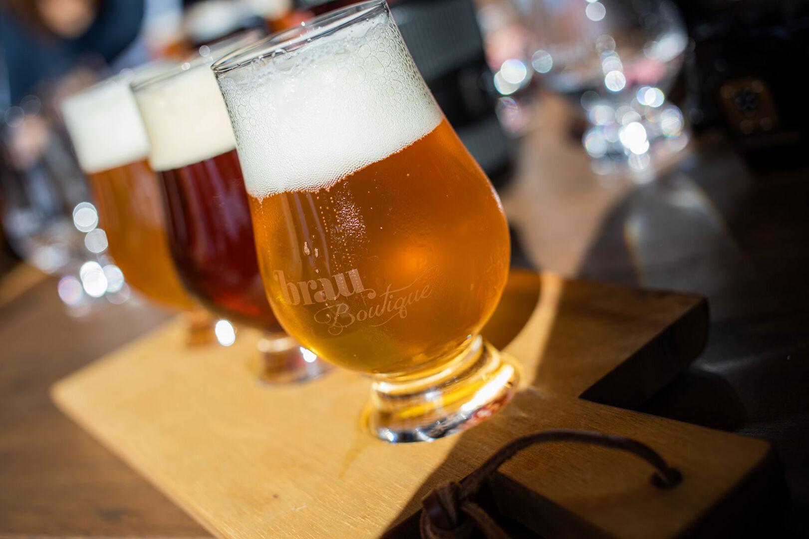 Bartheke mit mehreren Gläsern Bier | Credit: AVIVA Hotel