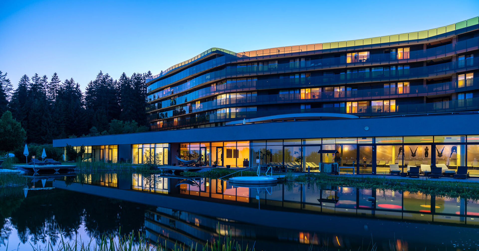 Moderne Hotelanlage mit Pool bei Nacht | Credit: Hotel AVIVA/Alois Endl