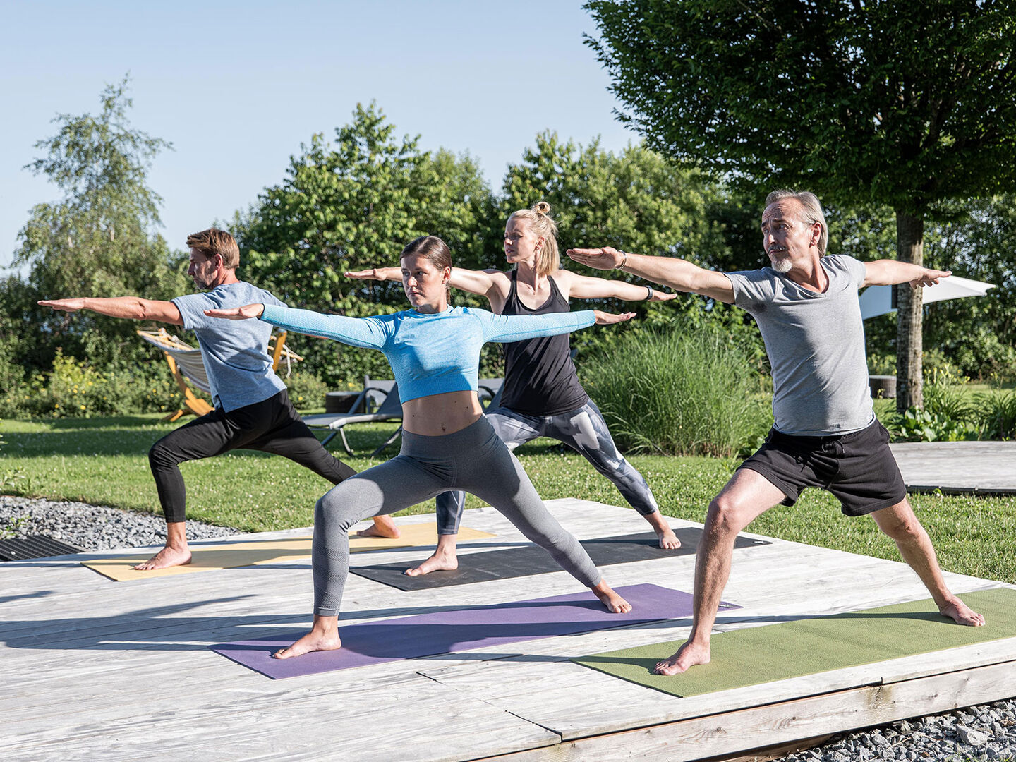 Vier junge Frauen beim Yoga unter freiem Himmel | Credit: Oberösterreich Tourismus/Martin Fickert