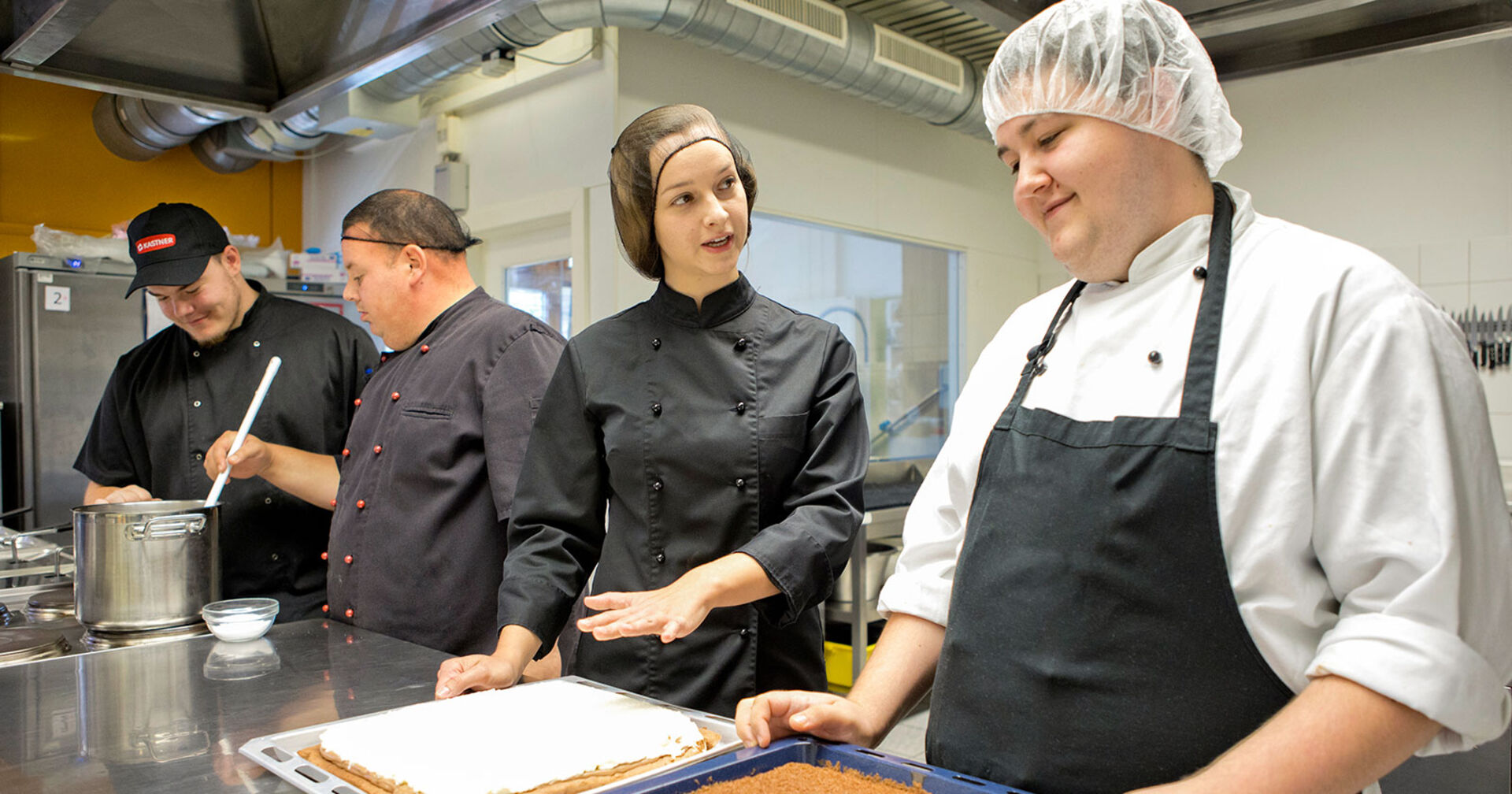 Köchinnen und Köche in Ausbildung bei der Arbeit | Credit: Foto im Lohnbüro/Roland Schuller