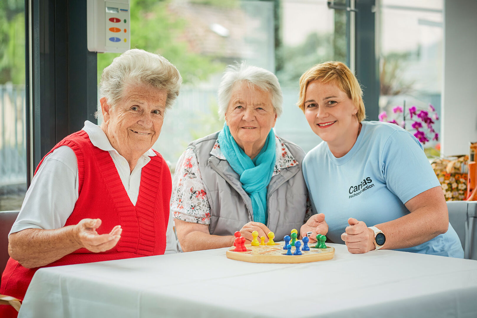 Zwei Senioren und ihre Pflegerin | Credit: Caritas St. Pölten Bildungszentren/Franz Gleiß