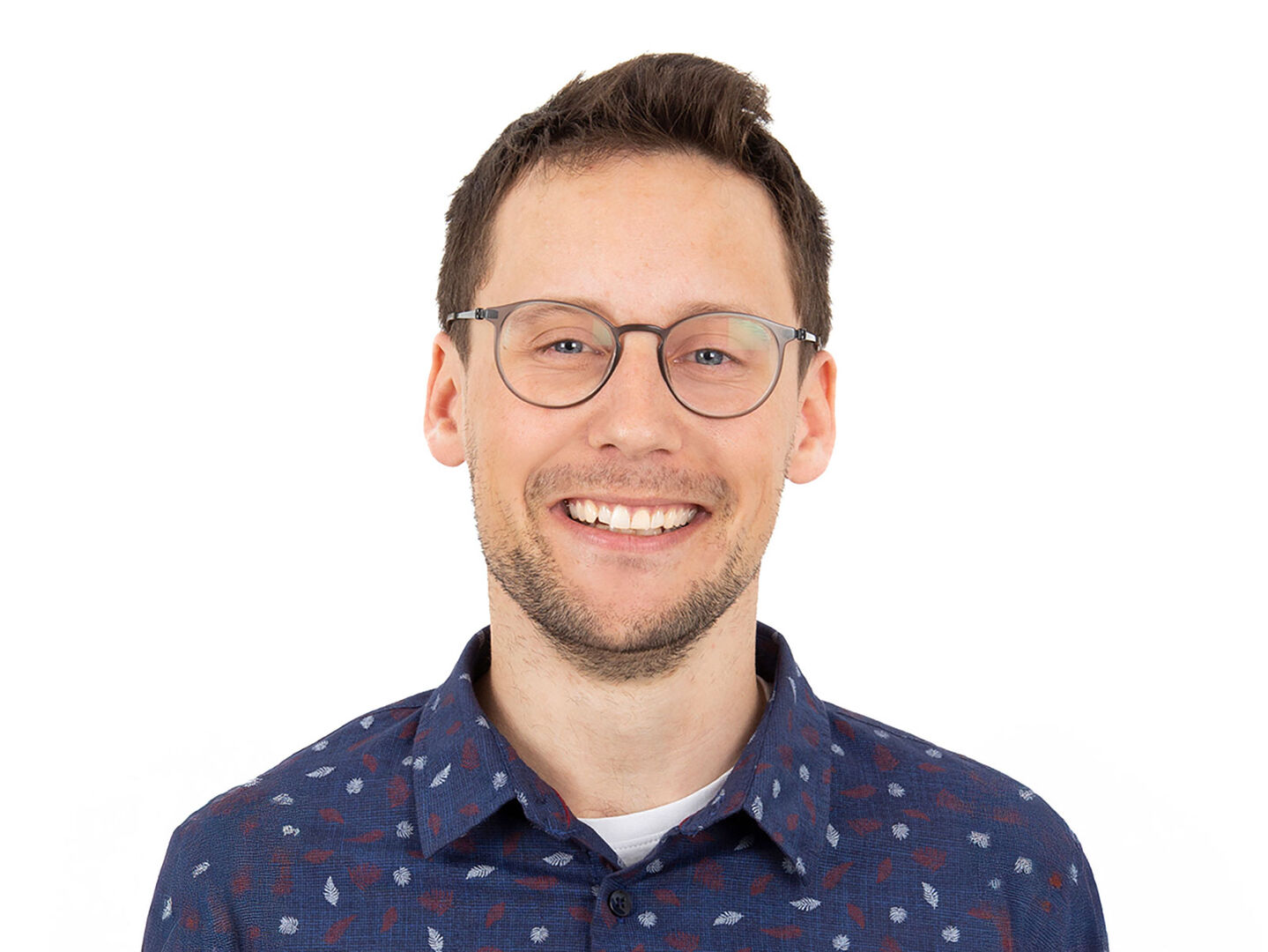 Junger Mann mit dunklen Haaren und Brille | Credit: DIGITAL MILE Linz