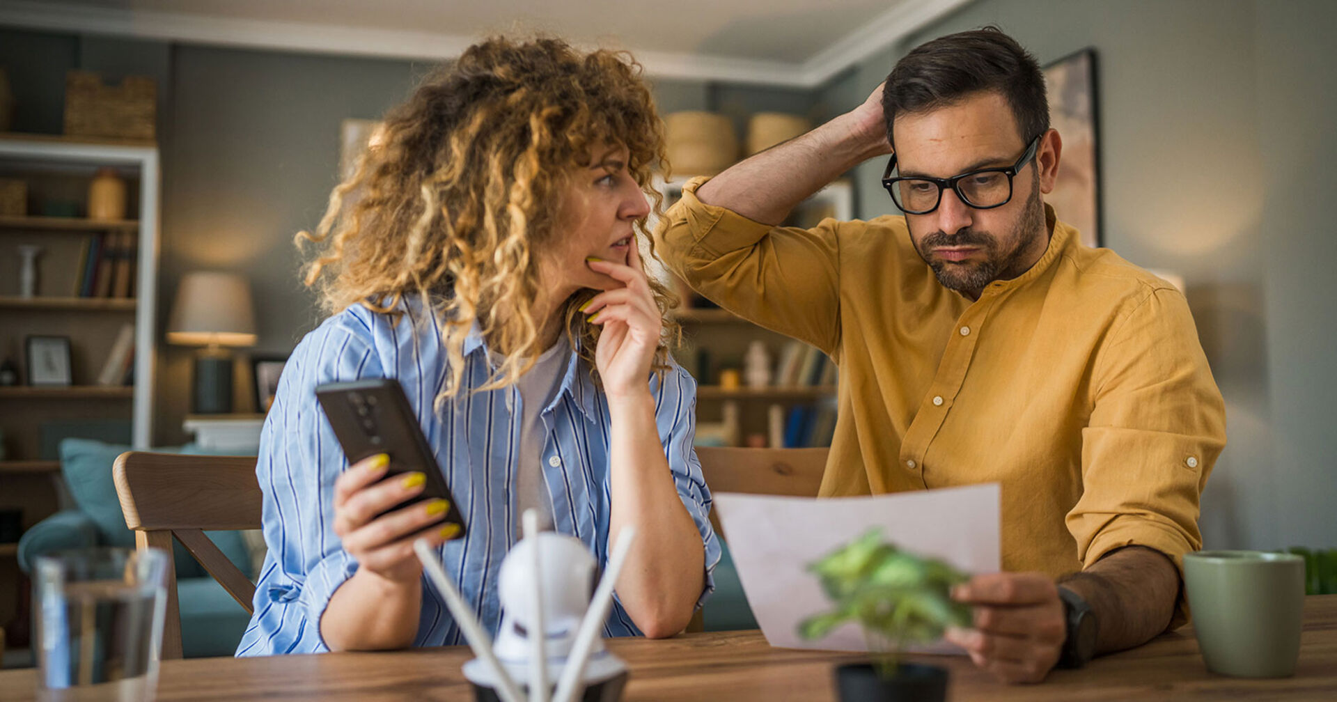 Ehepaar irritiert über Rechnung | Credit: iStock.com/Miljan Živković