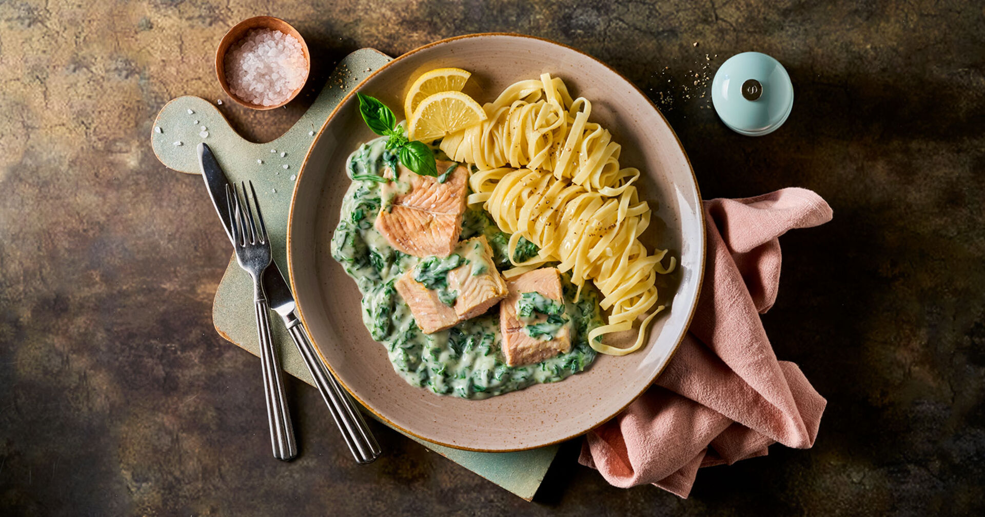 Teller mit einem Lachs-Pasta-Gericht | Credit: Die Menü-Manufaktur