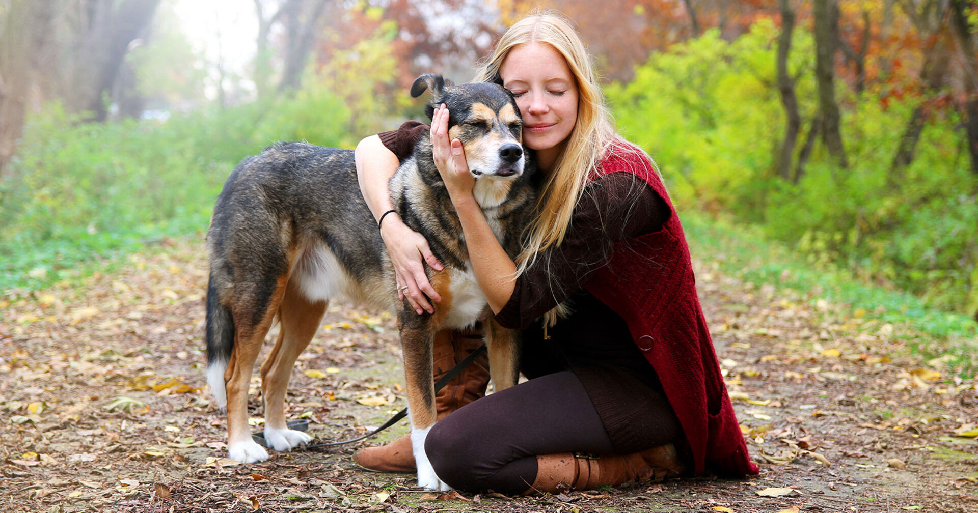 Glückliche Hundebesitzerin mit ihrem Vierbeiner | Credit: iStock.com/ChristinLola