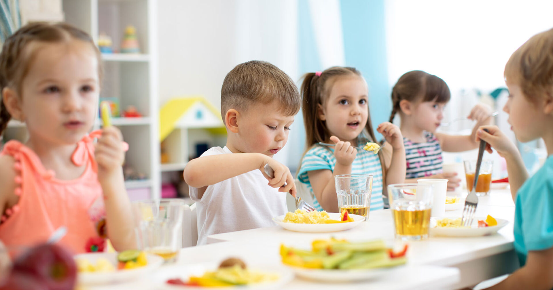 Kinder beim gemeinsamen Essen | Credit: shutterstock.com/Oksana Kuzmina