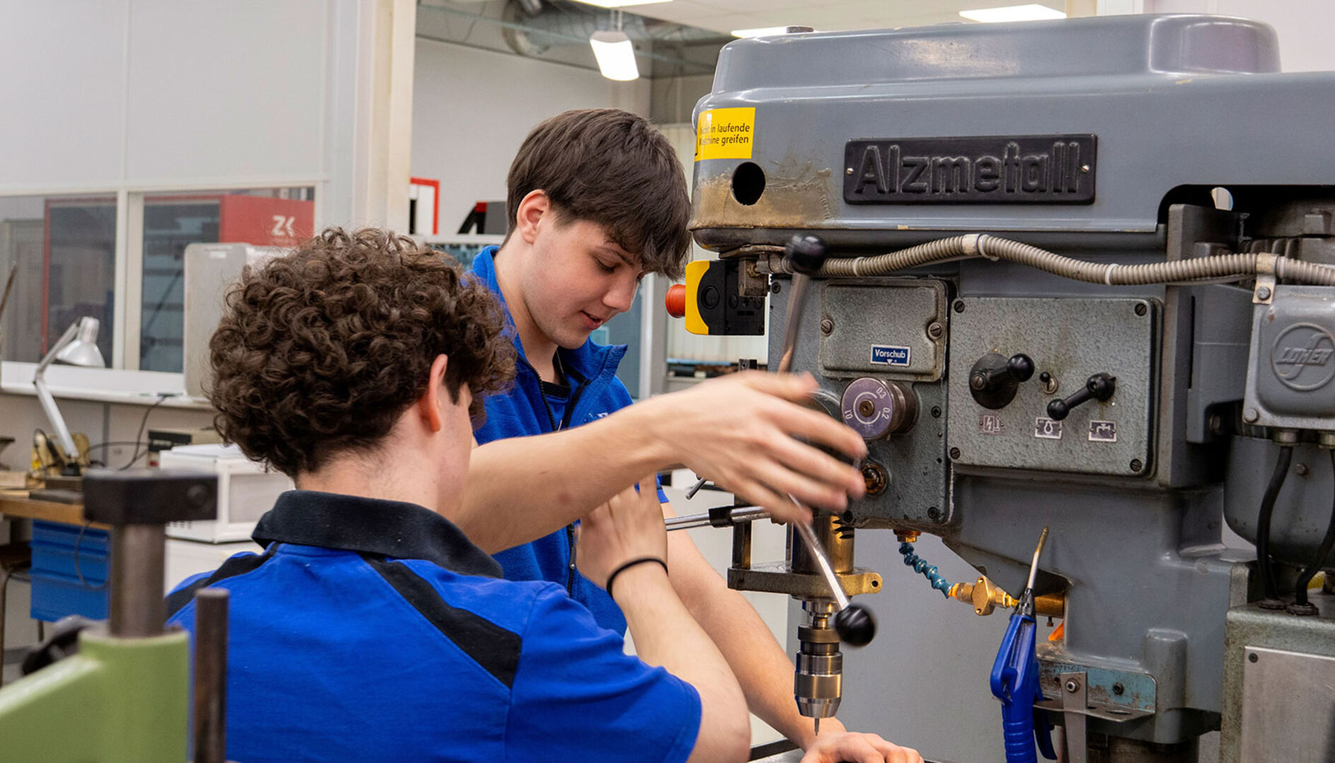Zwei männliche Lehrlinge bei der Arbeit in der Produktion | Credit: Kraus &amp; Naimer