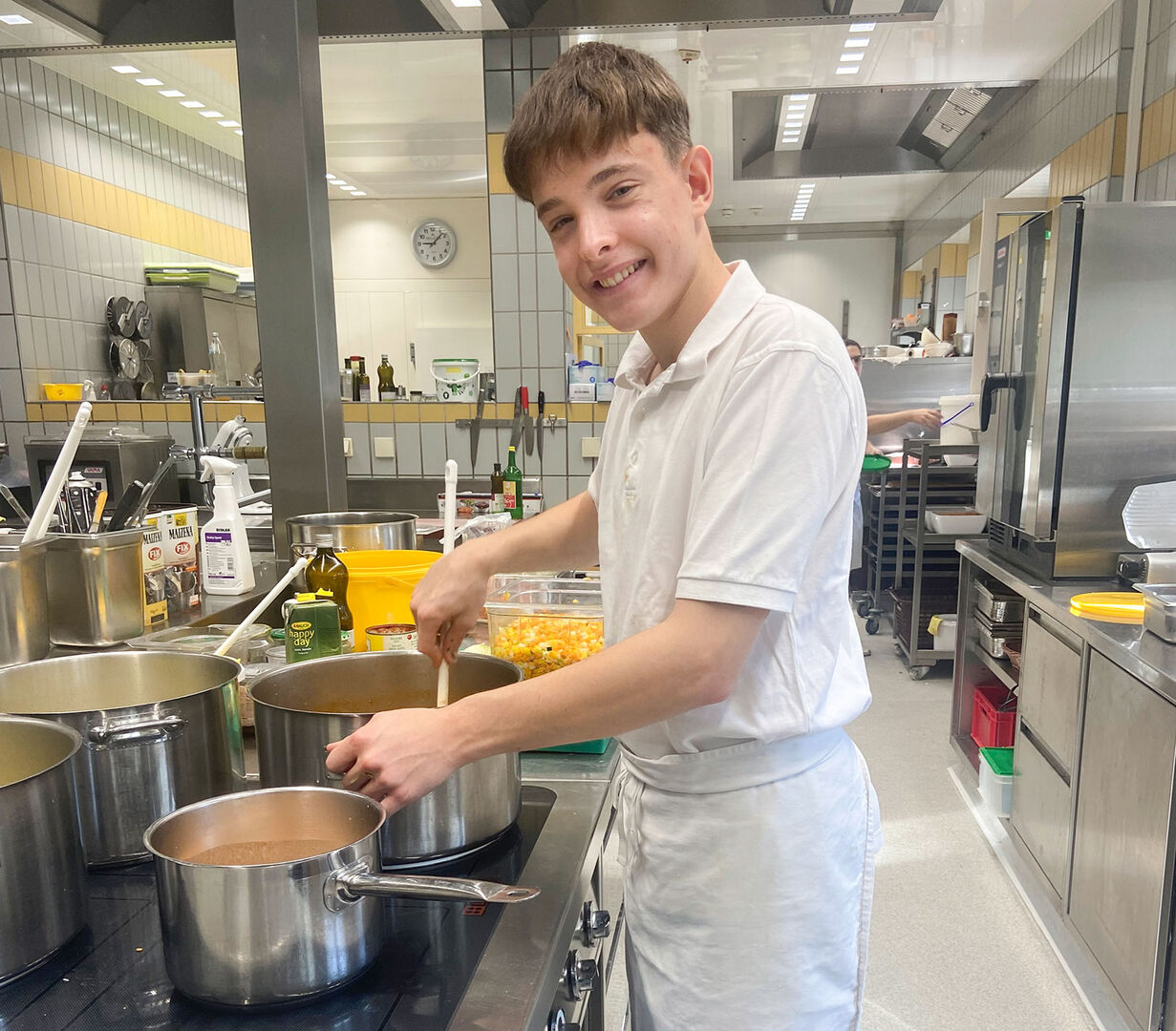 Der Kochlehrling Leon bei der Arbeit | Credit: Kurhaus Schärding