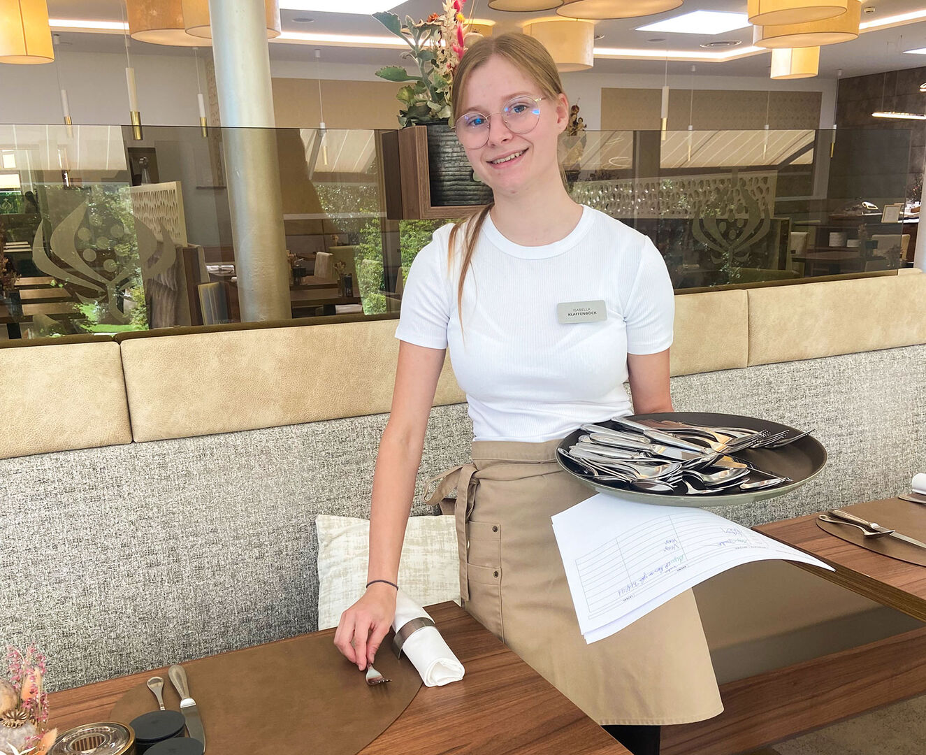 Der weibliche Lehrling Isabella bei der Arbeit | Credit: Kurhaus Schärding