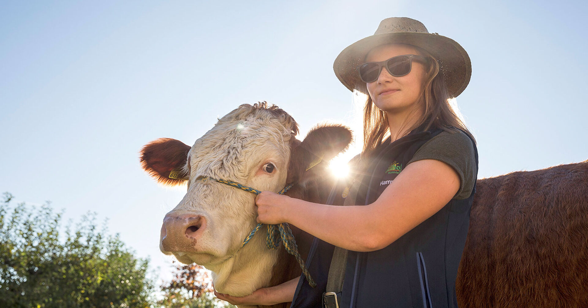 Junge Frau mit einer Kuh | Credit: Landwirtschaftliche Fachschule Zwett Edelhof