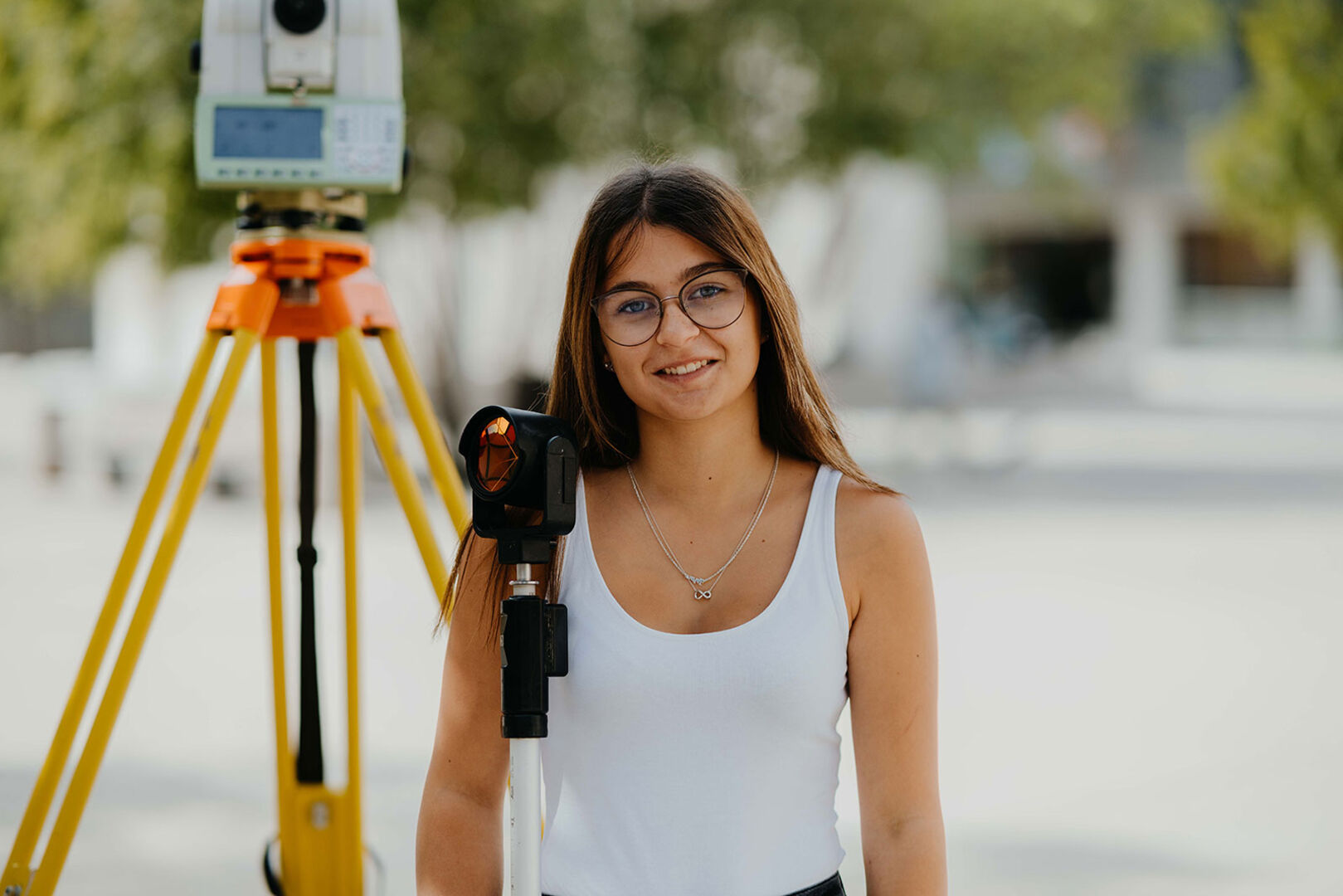 Junge Frau vor einem Vermessungsgerät | Credit: Land Tirol/Charly Schwarz und Simon Rainer