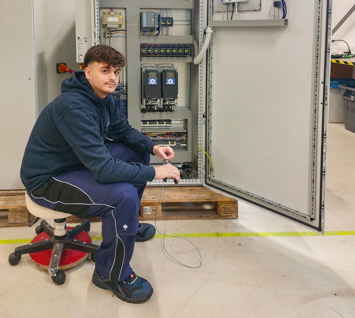 Männlicher Lehrling bei der Arbeit | Credit: Lea Automatisierungstechnik