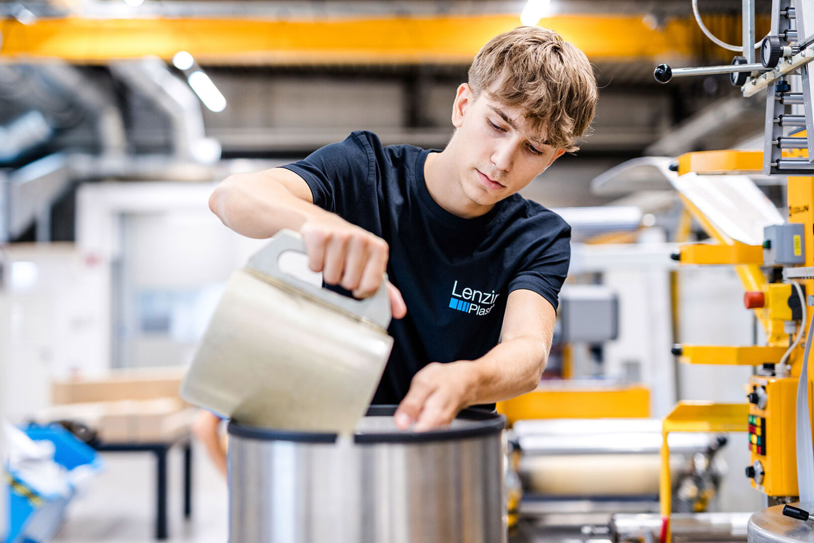 Männlicher Lehrling bei der Arbeit in einer Produktionshalle | Credit: Lenzing Plastics