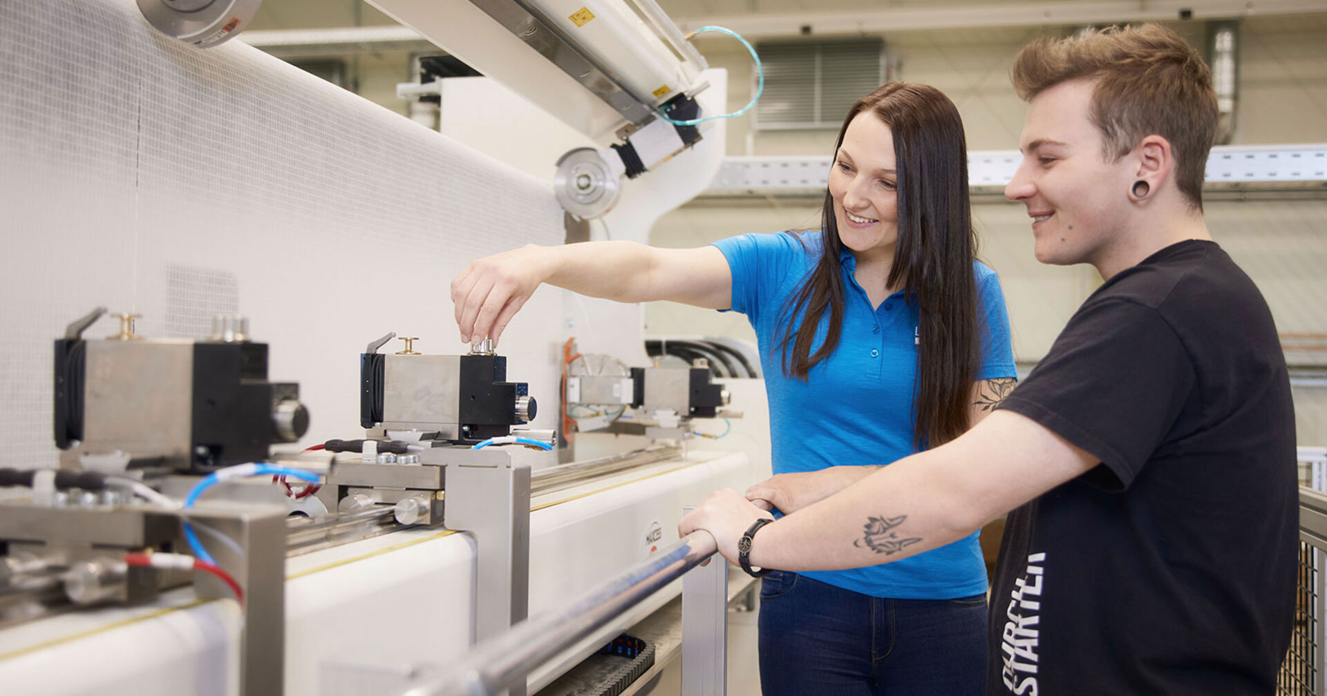Junge Frau und junger Mann bei der Arbeit im Labor | Credit: Lenzing Plastics