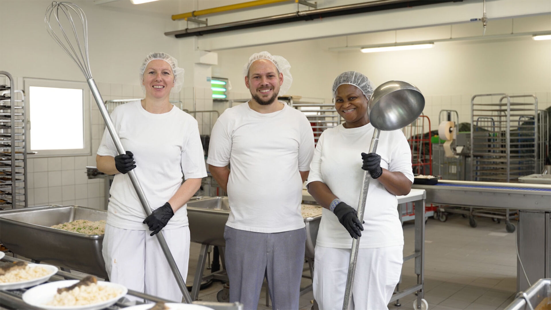 Köchinnen und Köche bei der gemeinsamen Arbeit | Credit: Die Menü-Manufaktur