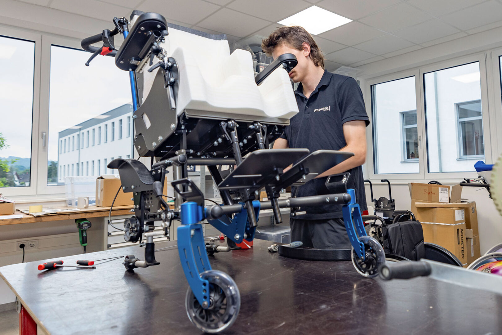 Junger Mann bei der Fertigung eines Rollstuhls | Credit: ORTHOtechnik M4