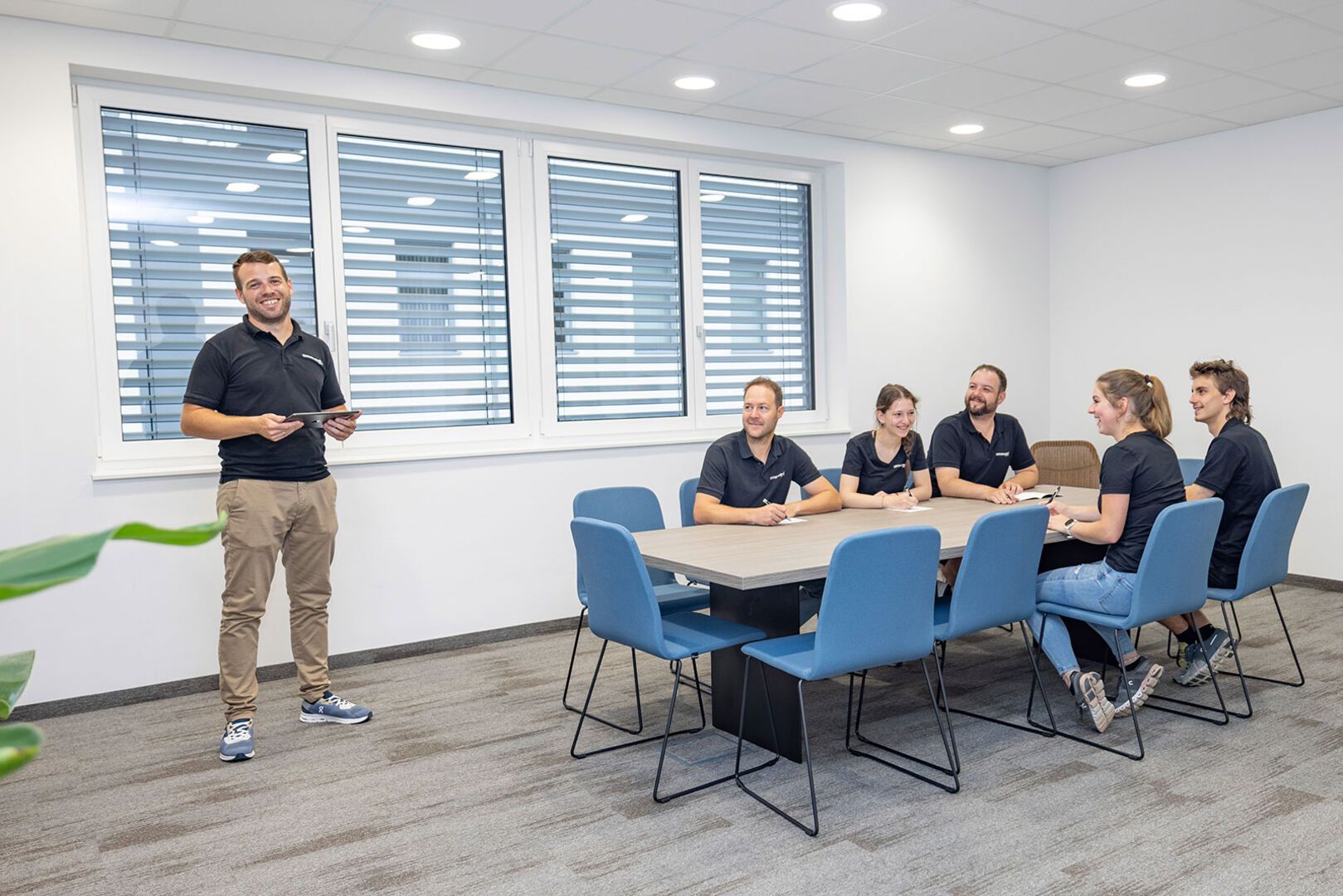 Teamleiter referiert vor seinen Auszubildenden | Credit: ORTHOtechnik M4