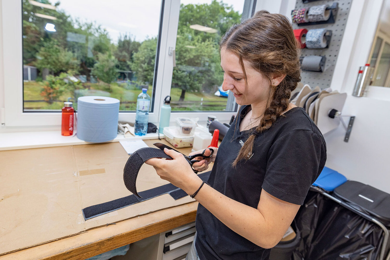 Junge Frau bei der Fertigung einer Prothese | Credit: ORTHOtechnik M4