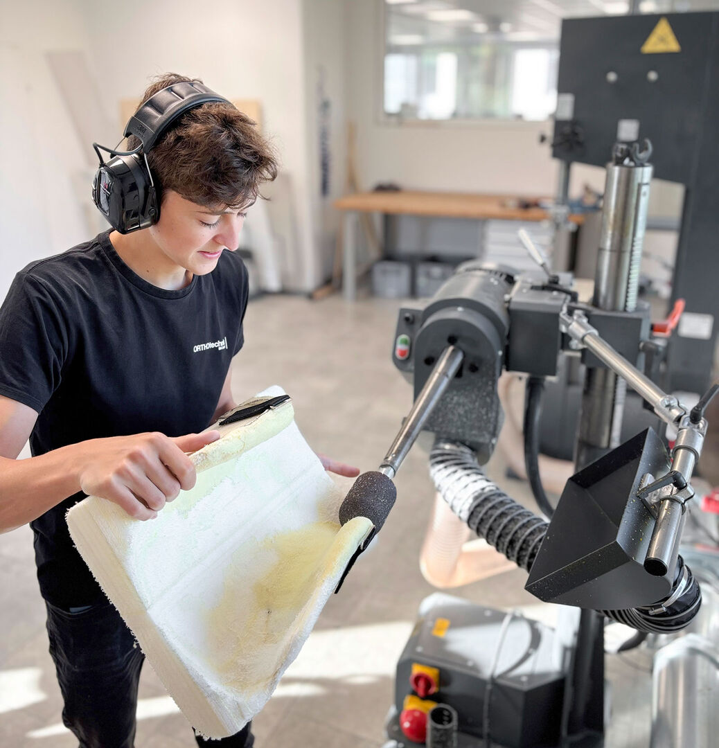 Junger Mann bei der Fertigung einer Prothese | Credit: ORTHOtechnik M4