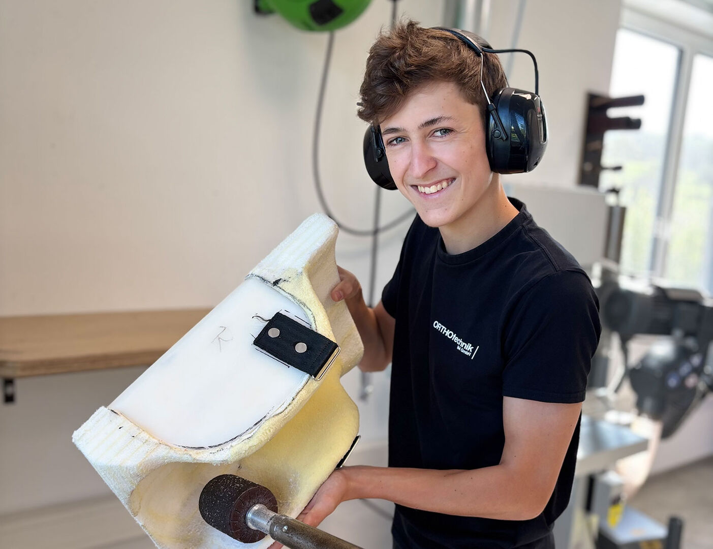 Junger Mann bei der Fertigung einer Prothese | Credit: ORTHOtechnik M4