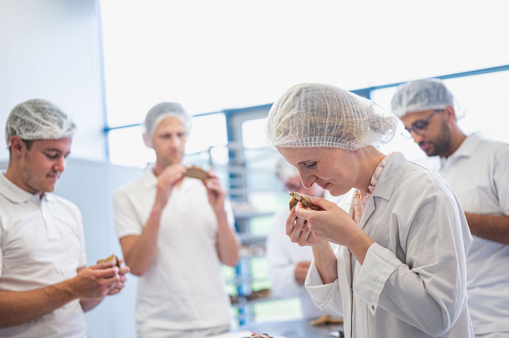 Mitarbeitende in der Backindustrie beim Qualitätsmanagement | Credit: Pfahnl Backmittel