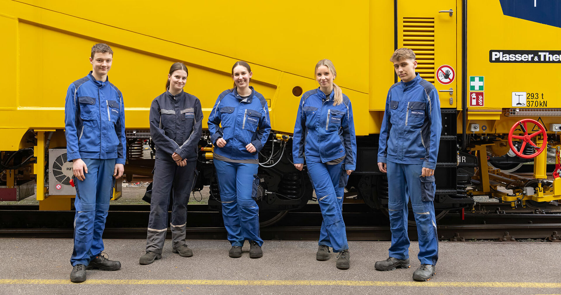 Lehrlinge posieren für ein Gruppenfoto | Credit: Plasser &amp; Theurer