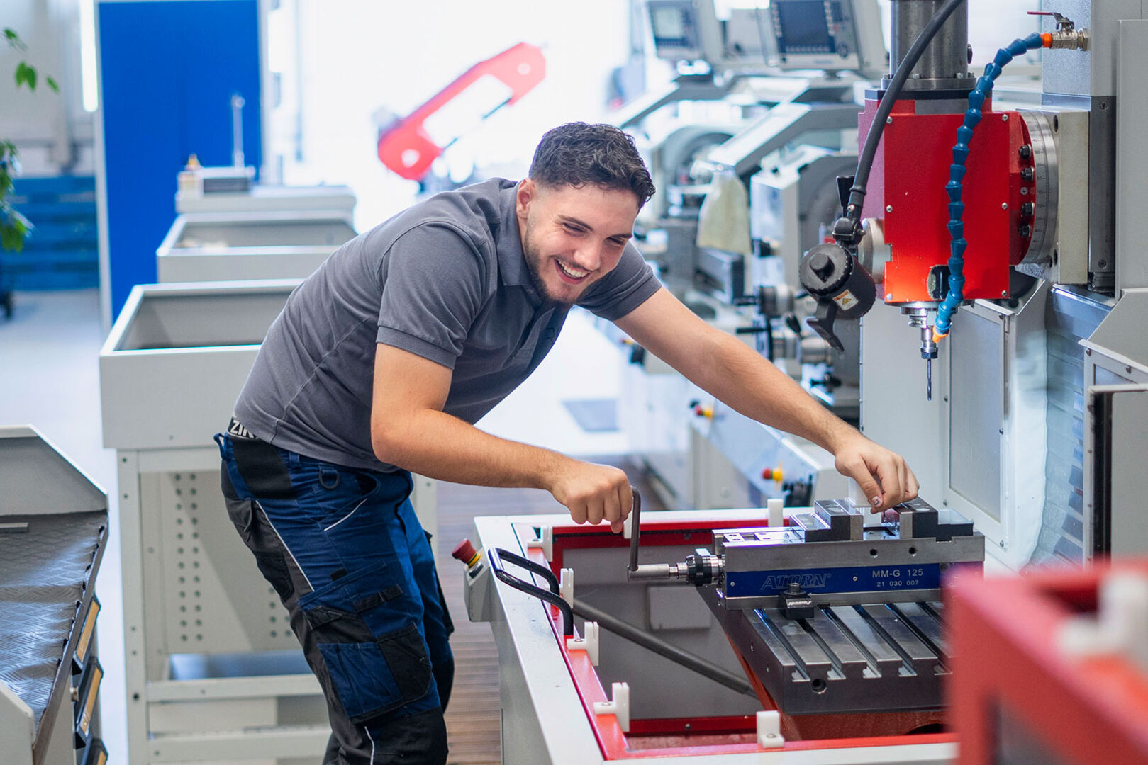 Männlicher Lehrling bei der Arbeit in der Produktion | Credit: RO-RA