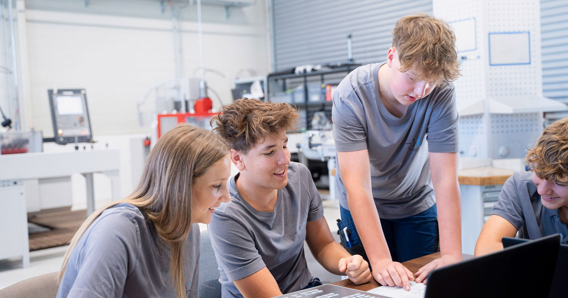 Junge Frauen und Männer arbeiten gemeinsam an einem Projekt | Credit: RO-RA