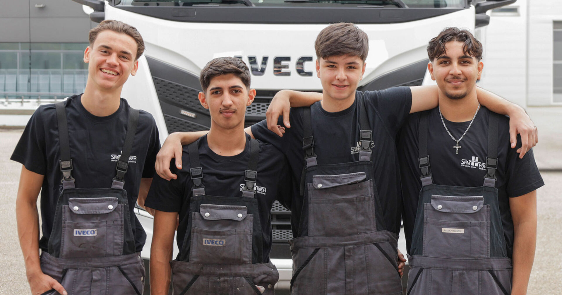 Vier männliche Lehrlinge posieren für ein Gruppenfoto | Credit: Samhaber LKW-Center