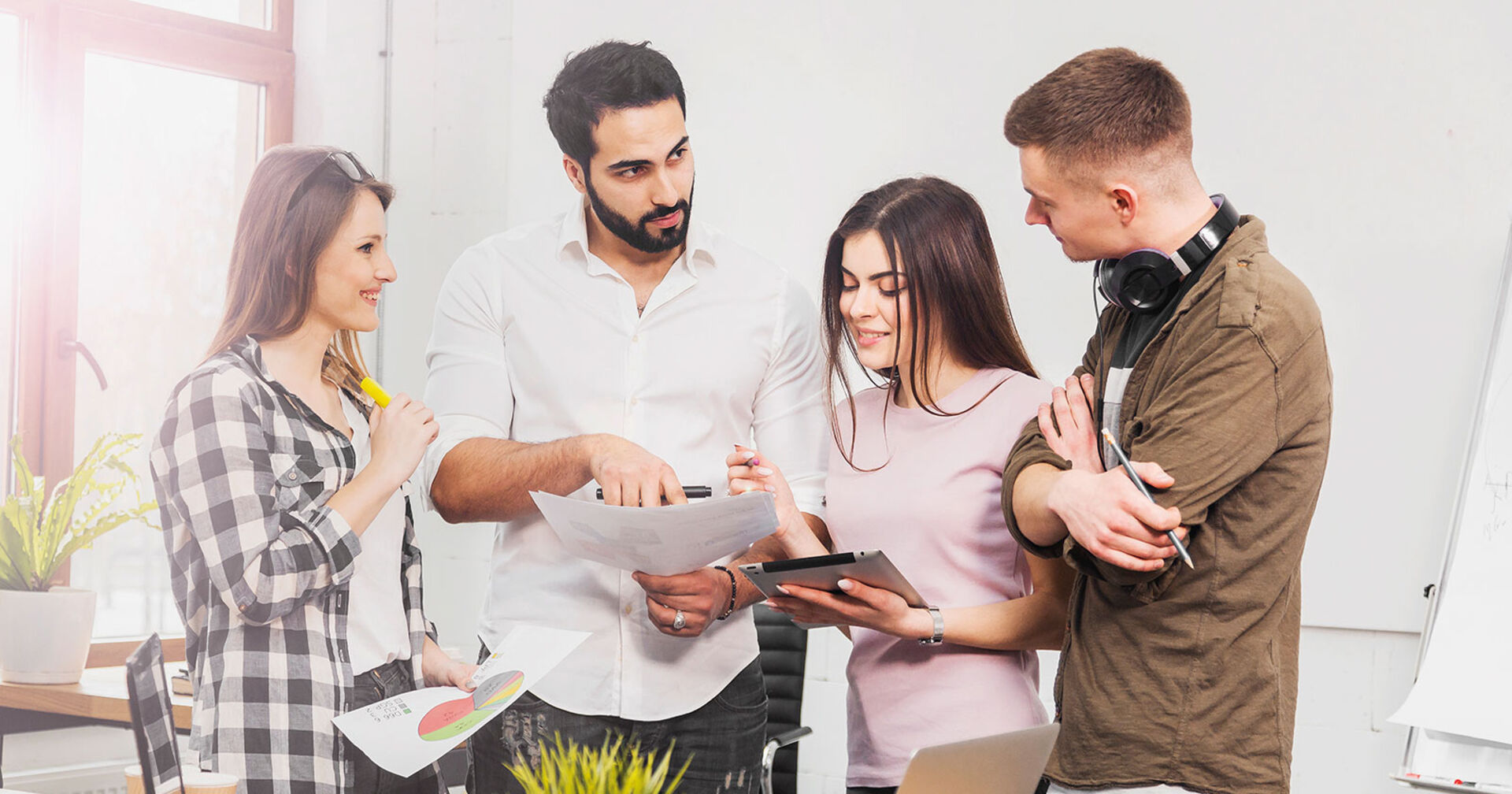 Gruppe von Mitarbeitenden berät miteinander weiteres Vorgehen | Credit: Adobe Stock/proimagecontent