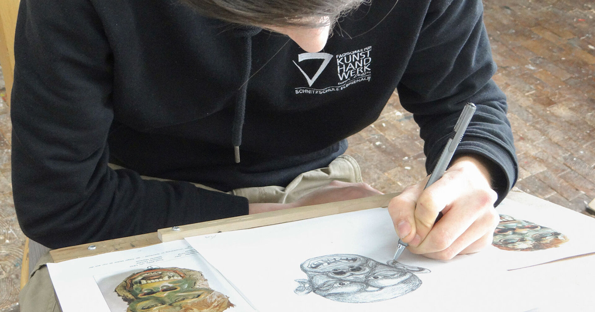 Schüler beim Skizzieren eines Kopfes | Credit: Fachschule für Kunsthandwerk und Design