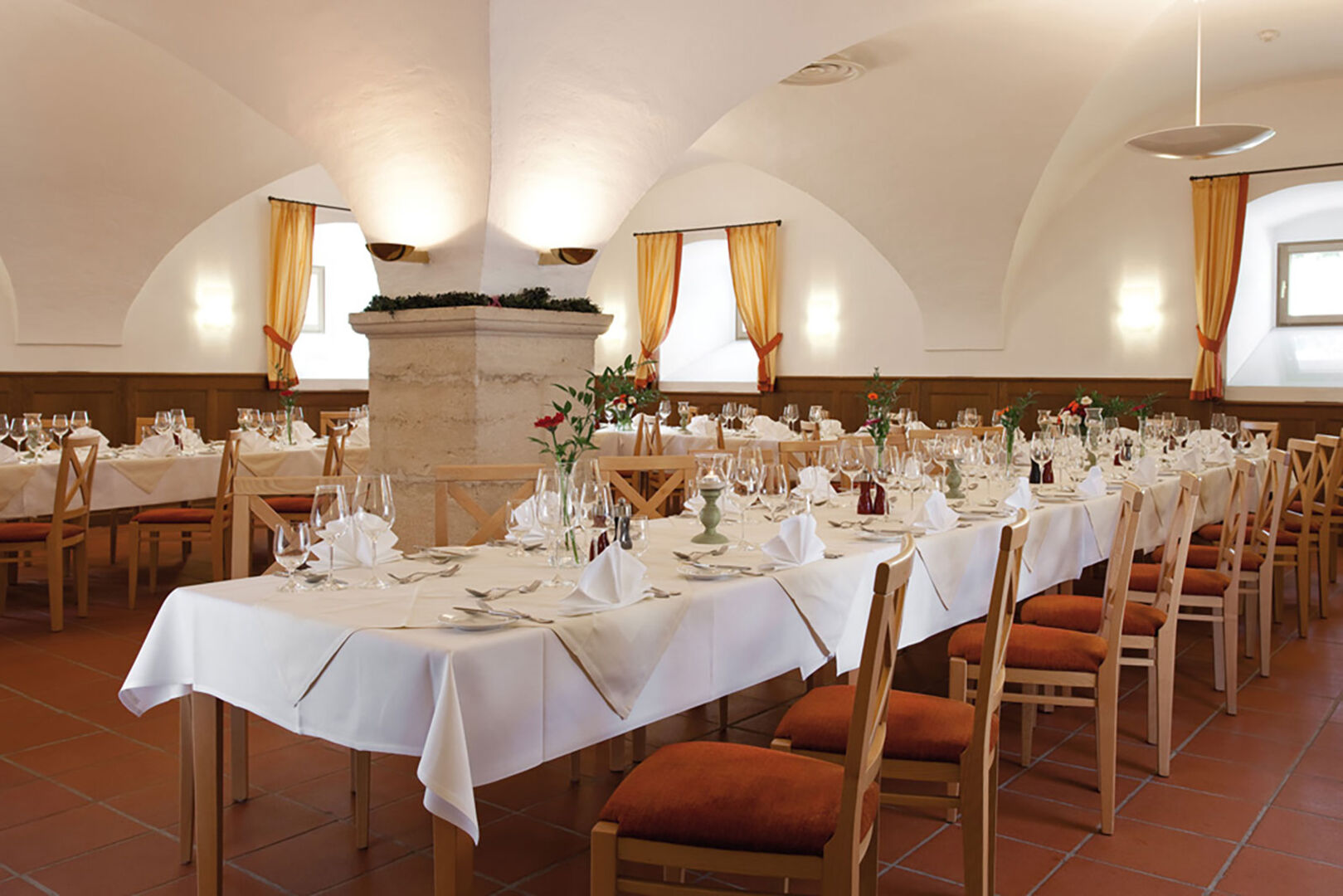 Festlich geschmückter Speisesaal im Gewölbe | Credit: Kunst &amp; Kultur Seminarhotel Geras