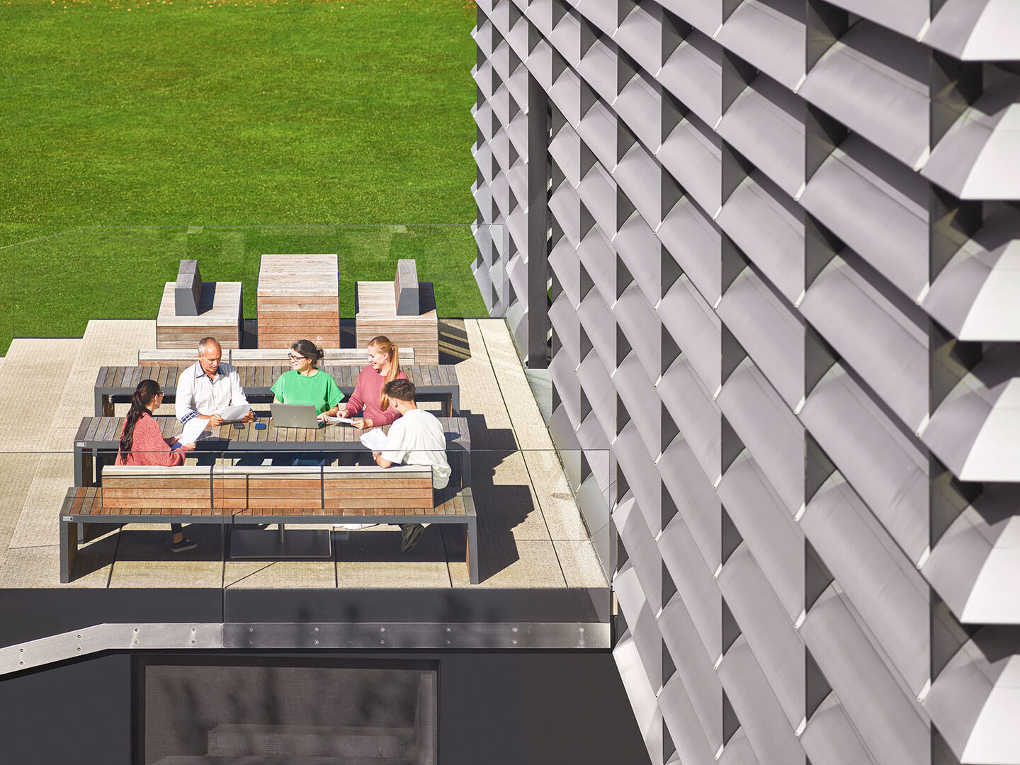 Moderne Wohnanlage mit Sitzgelegenheiten im Grünen | Credit: se-austria/Studio Olaf Becker