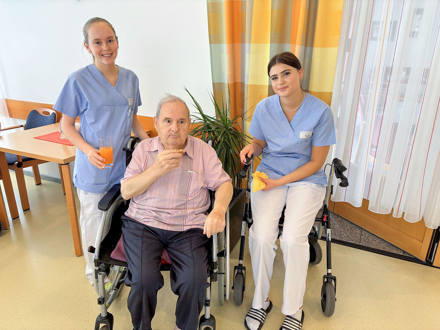 Pflegerinnen mit einem Senior im Rollstuhl | Credit: SHV Freistadt/Alexander Firmberger