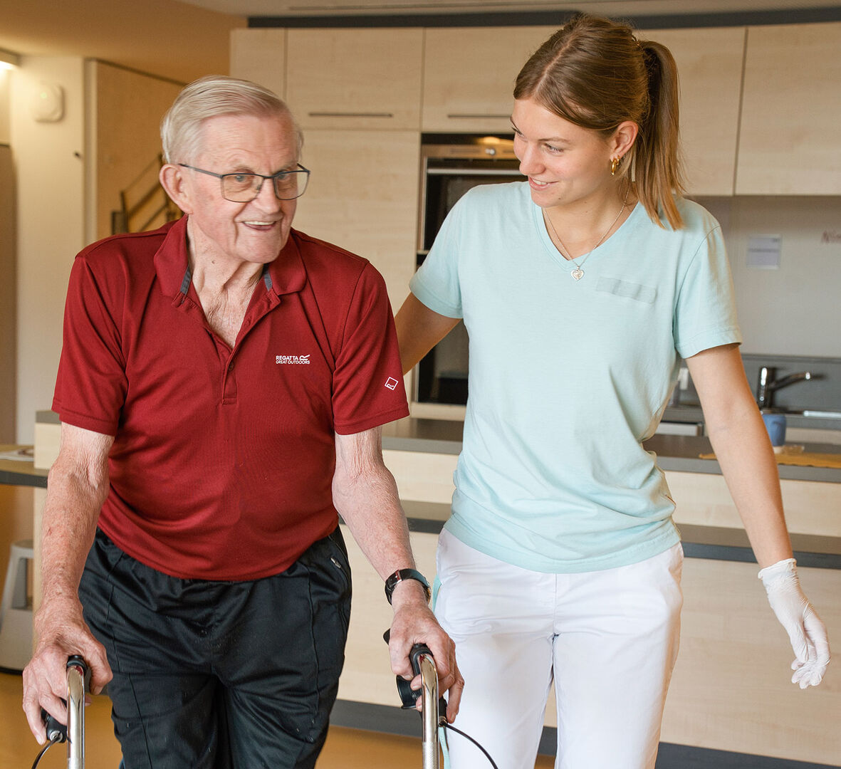 Junge Pflegerin stützt Senior am Rollator | Credit: SHV Kirchdorf