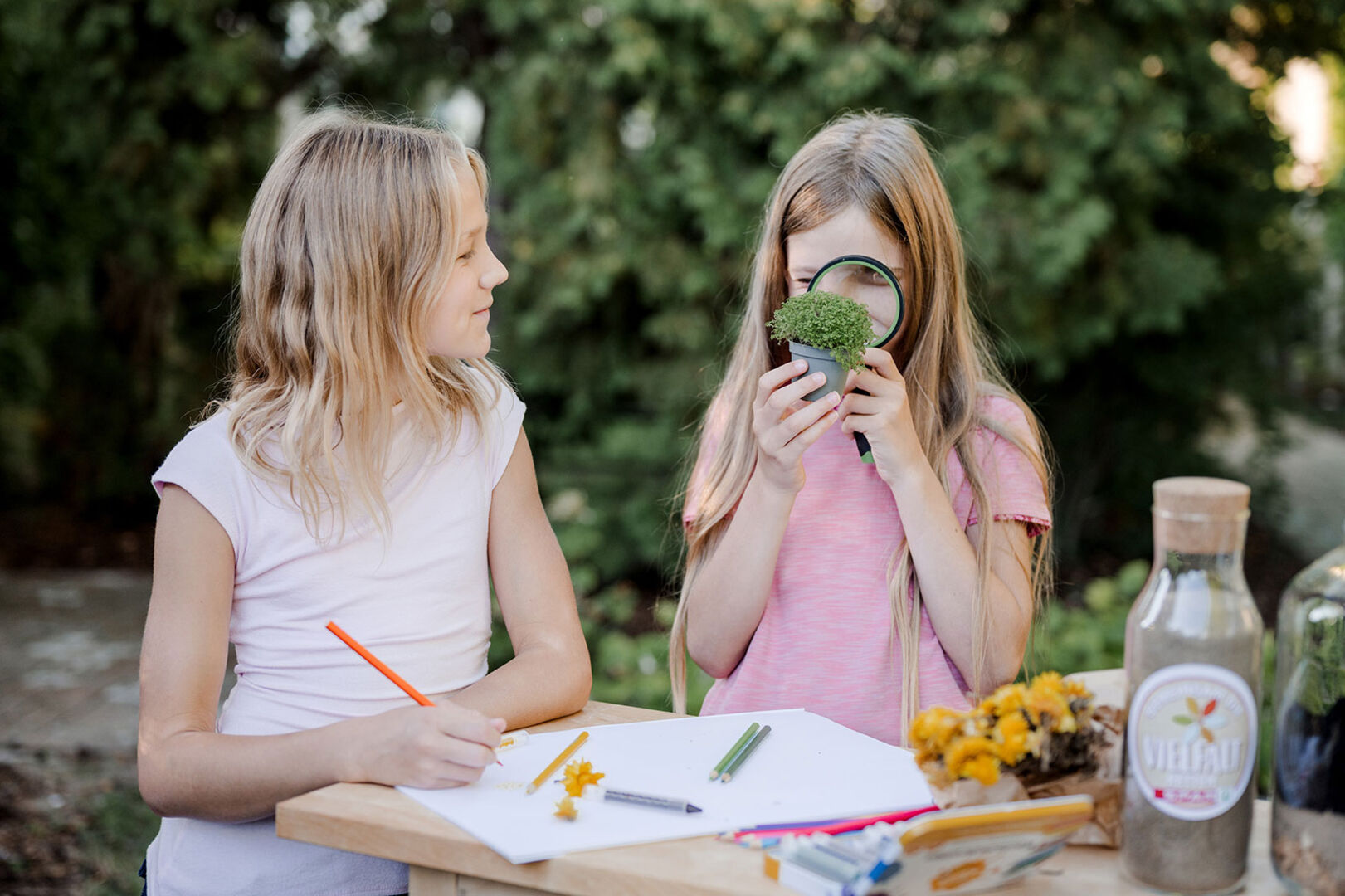 Zwei Mädchen im Volksschulalter bei kleinen Nachforschungen in der Natur | Credit: SPAR/Miriam Mehlman Fotografie