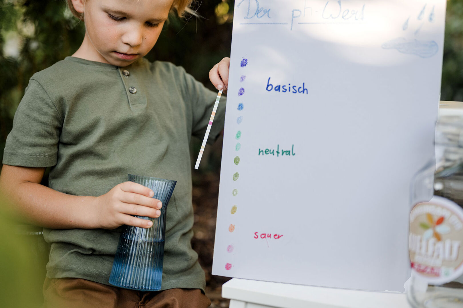 Kleiner Junge vor einem Plakat mit Aufschriften | Credit: SPAR/Miriam Mehlman Fotografie