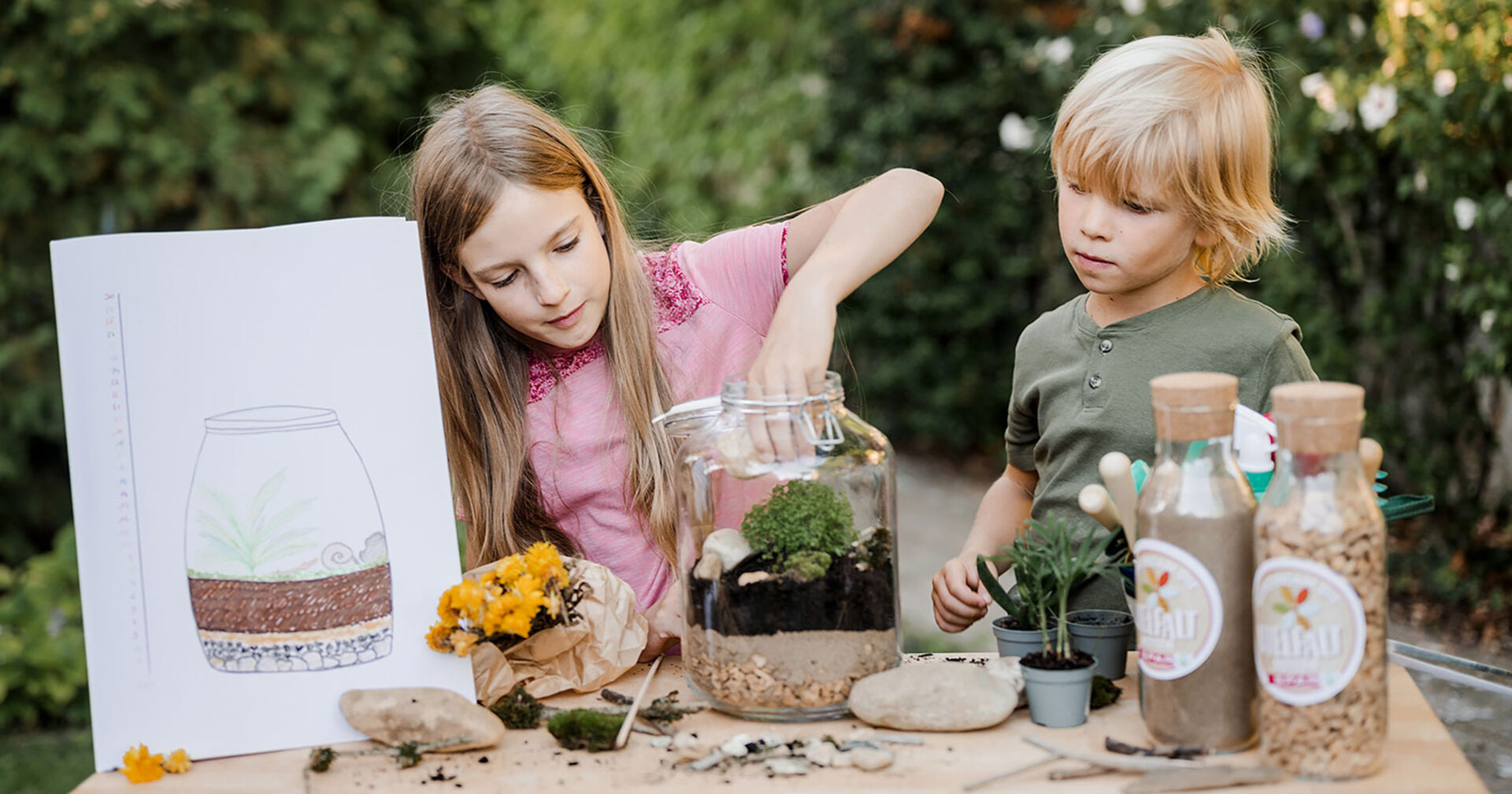 Mädchen und Junge bei Nachforschungen in der Natur | Credit: SPAR/Miriam Mehlman Fotografie