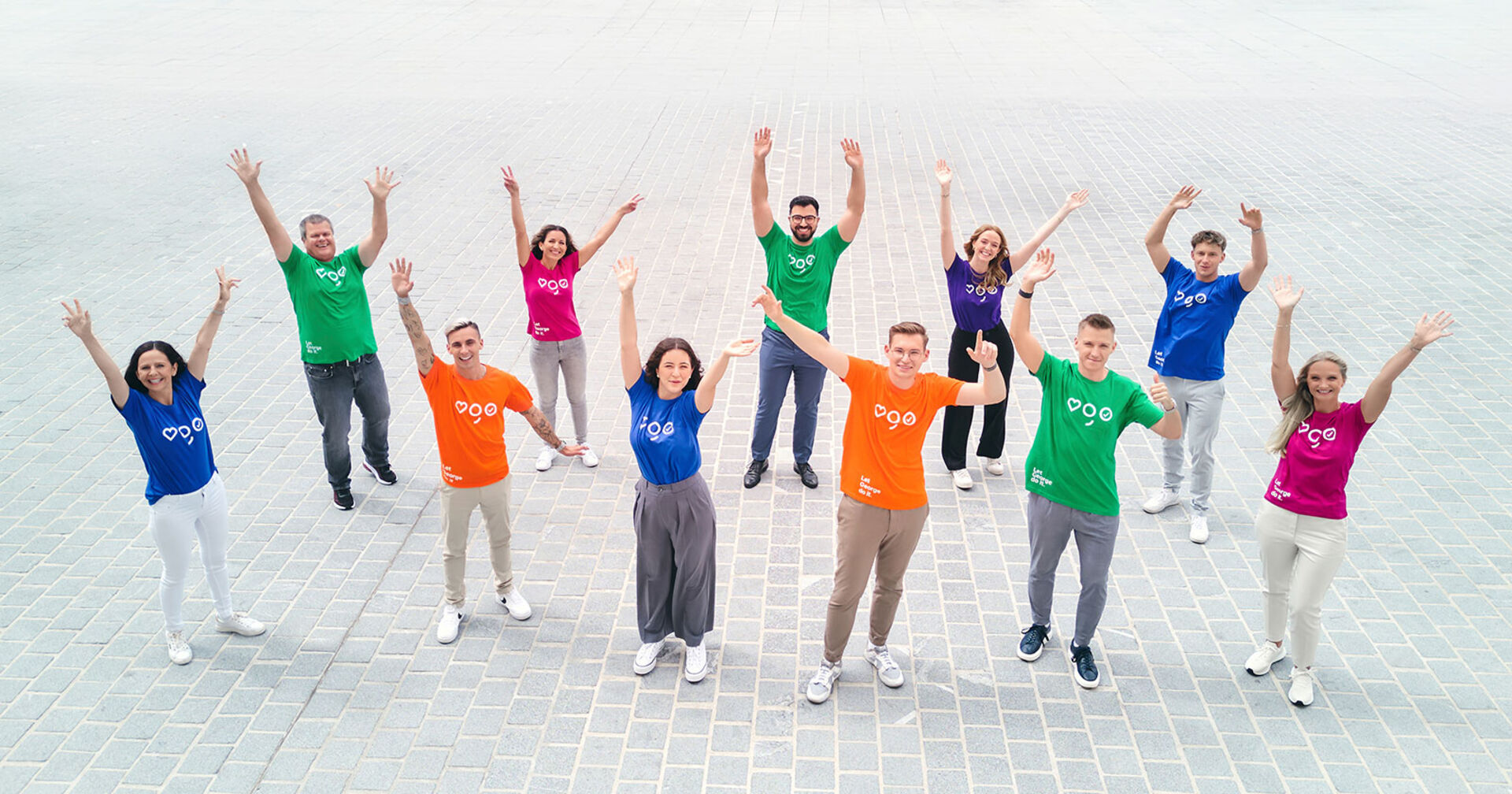 Gruppe von Mitarbeitenden der Sparkasse in bunten T-Shirts | Credit: Sparkasse Niederösterreich/Stefan Sappert