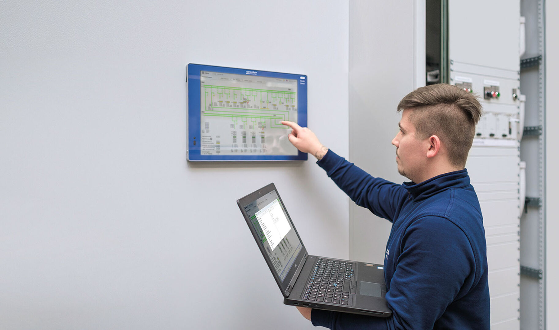 Lehrling bei der Überprüfung von Messwerten | Credit: Sprecher Automation