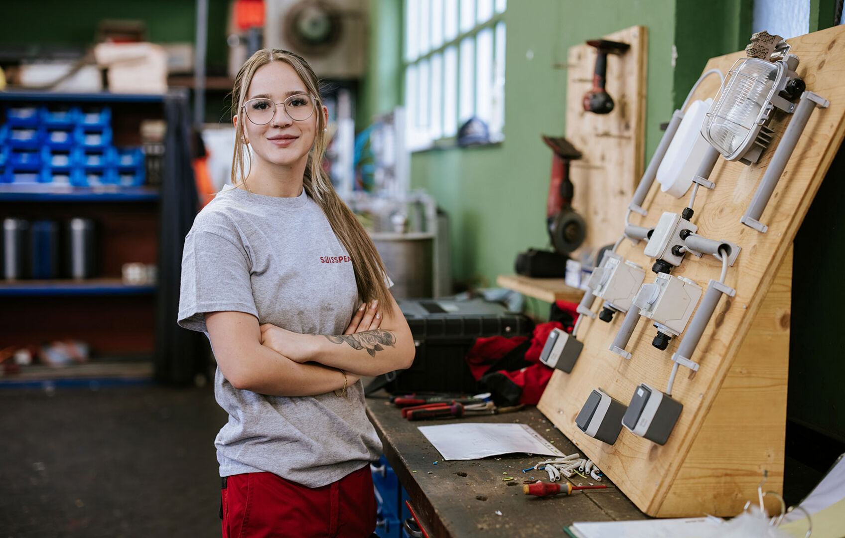 Weiblicher Lehrling in einer Produktionshalle | Credit: Swisspearl