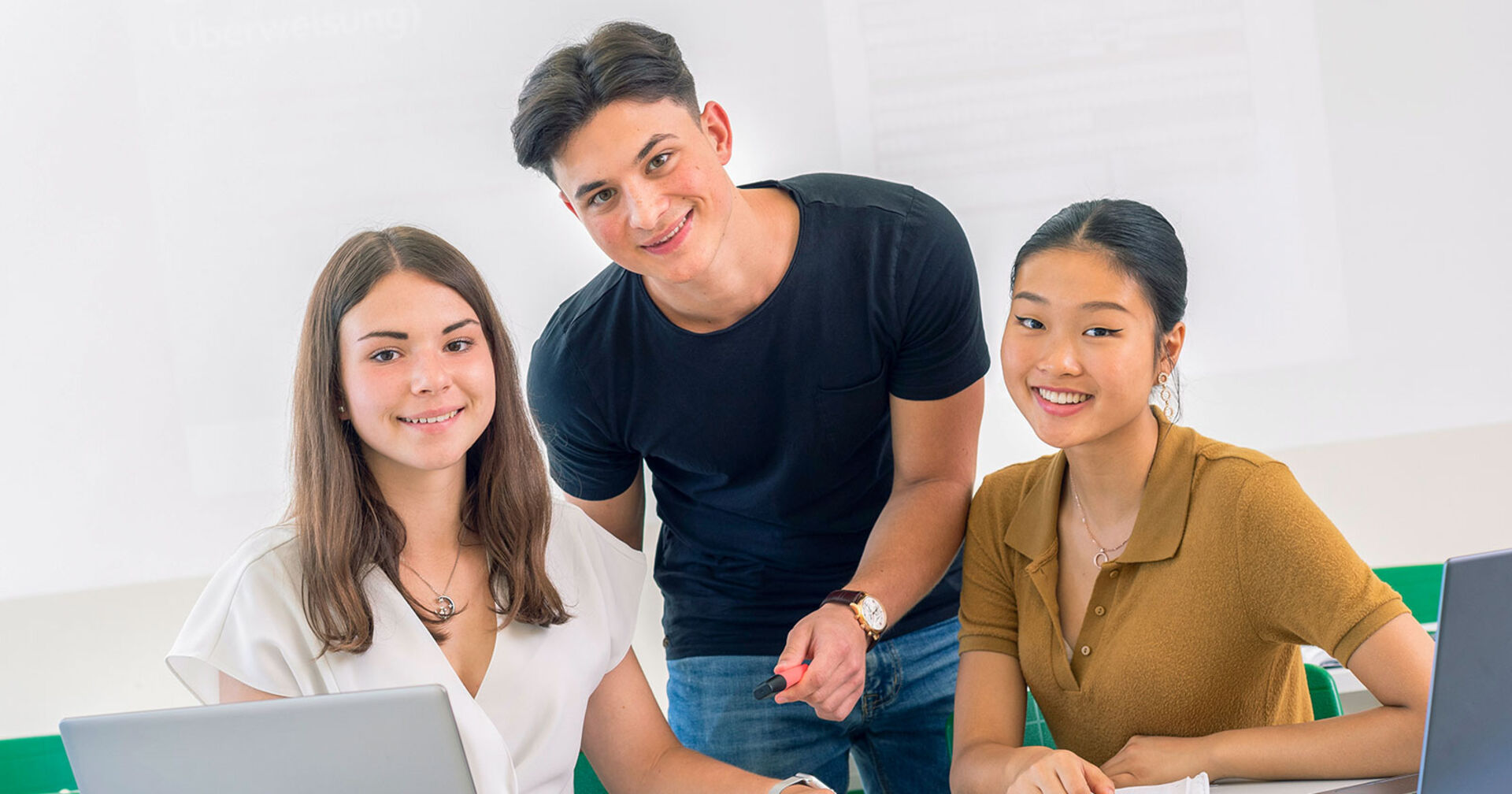Zwei Schülerinnen und ein Schüler posieren für ein Gruppenfoto | Credit: Gerry Frank Photography
