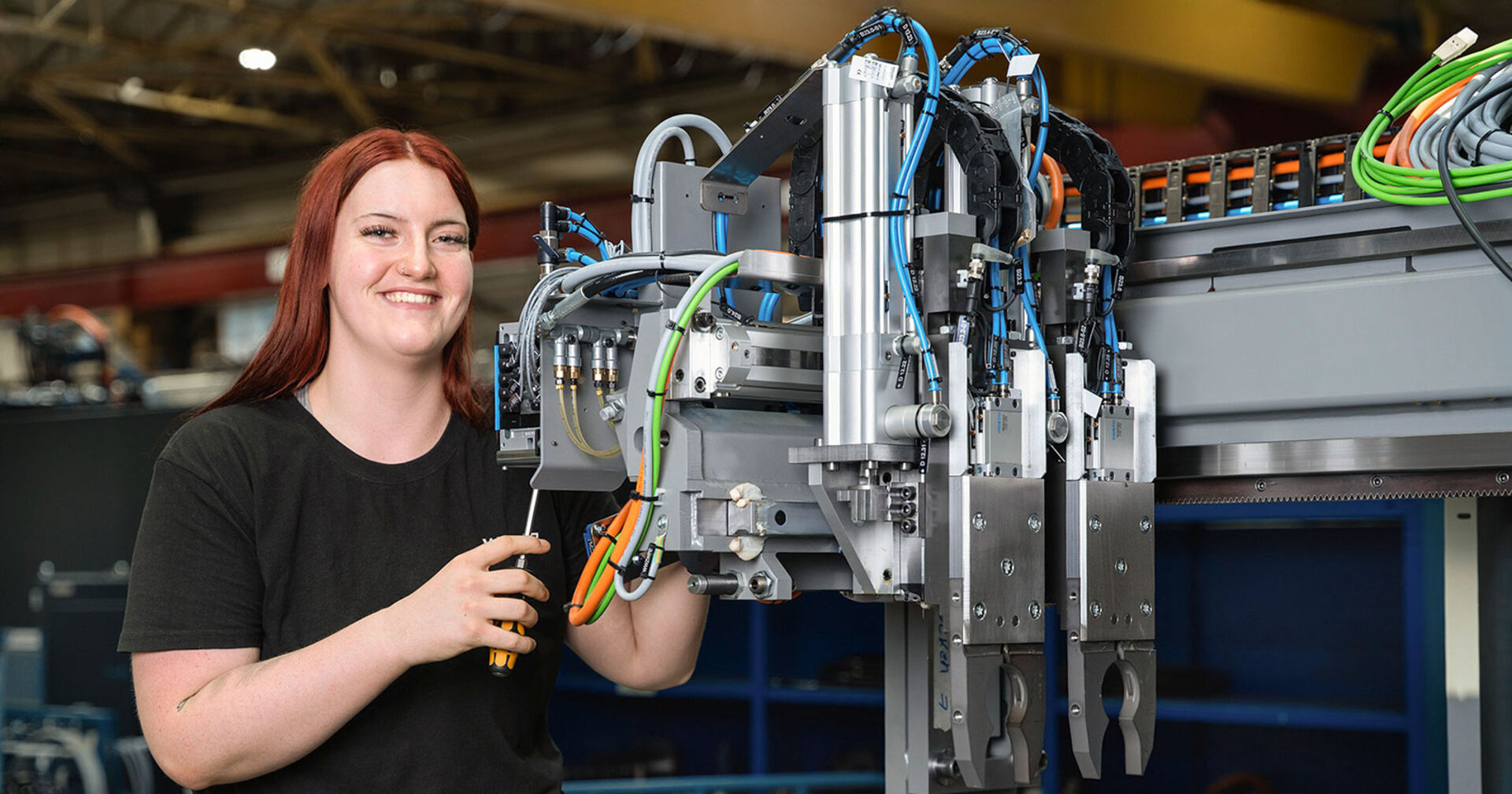 Weiblicher Lehrling bei der Arbeit in der Produktion | Credit: WFL Millturn Technologies