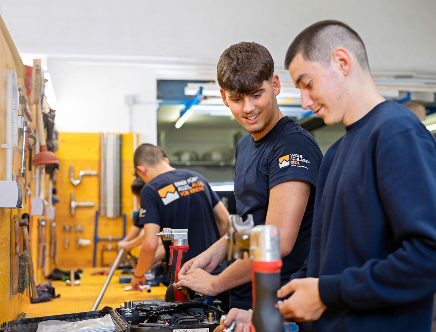 Männliche Lehrlinge bei der Arbeit in der Produktion | Credit: Wohlschlager &amp; Redl