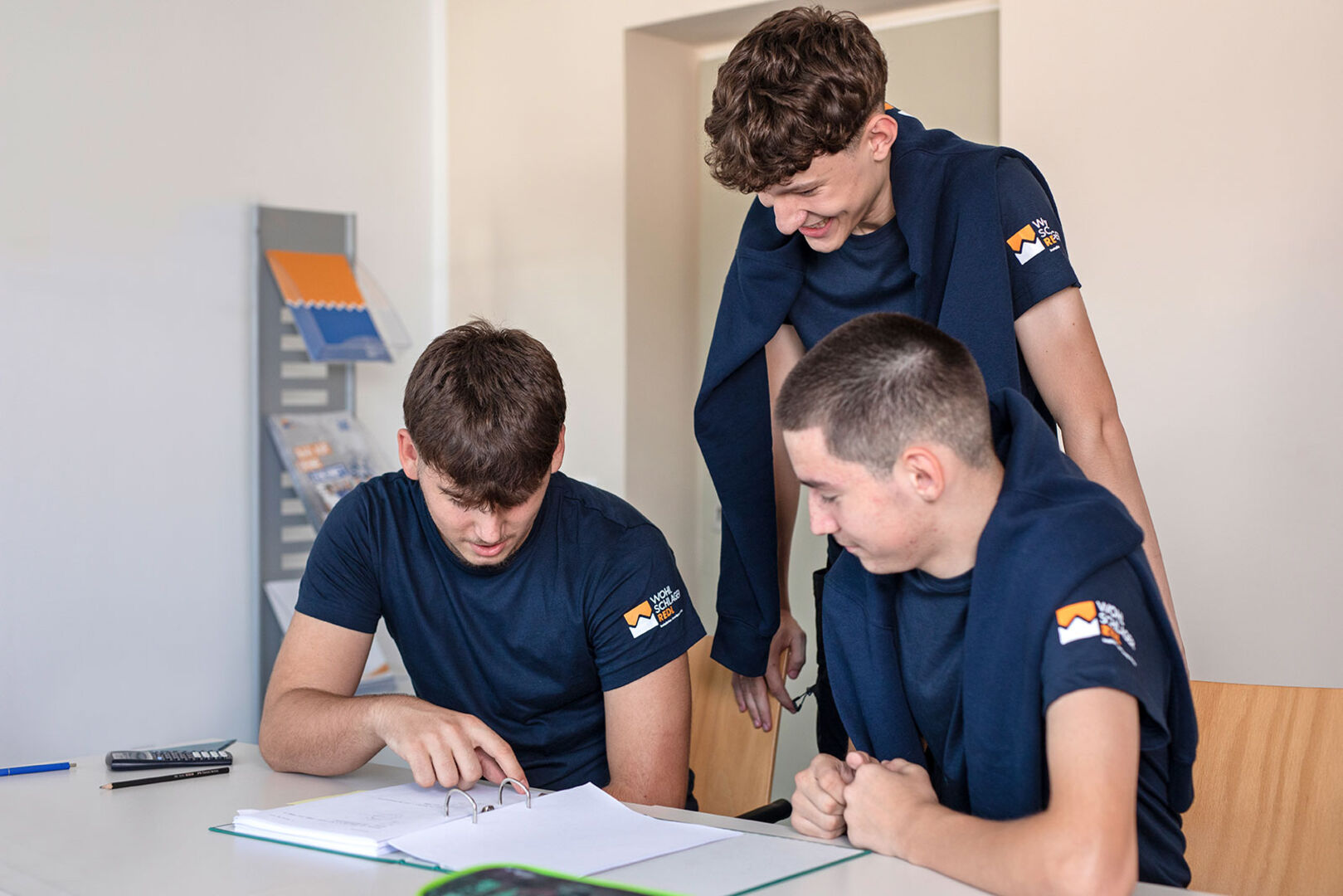 Lehrlinge bei der gemeinsamen Prüfungsvorbereitung | Credit: Wohlschlager &amp; Redl